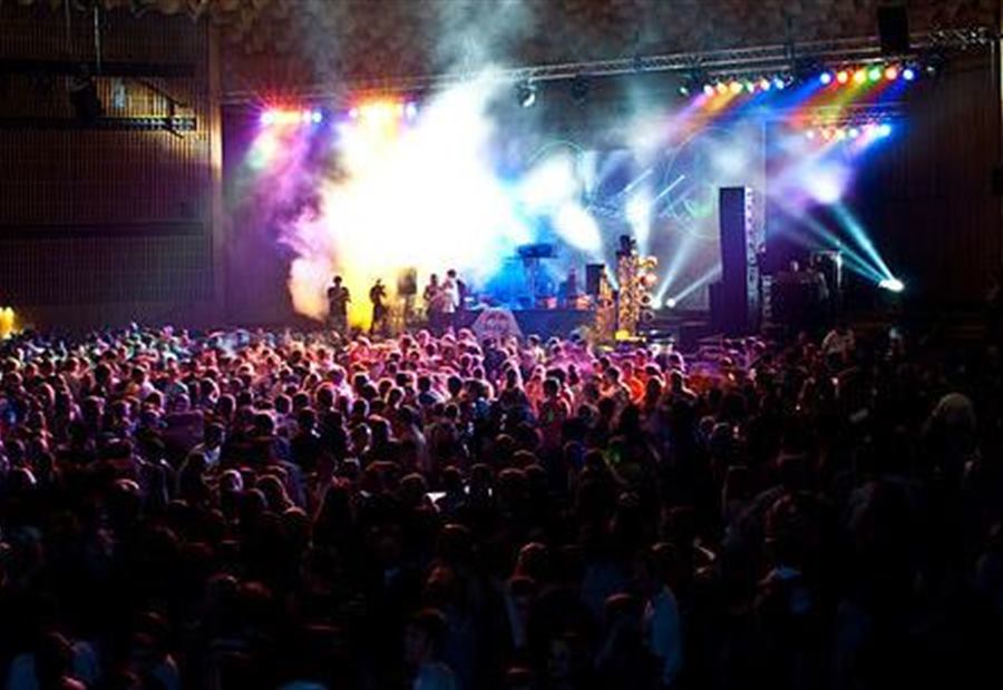 Bunte Bühnenshow mit Nebel über der Tanzfläche