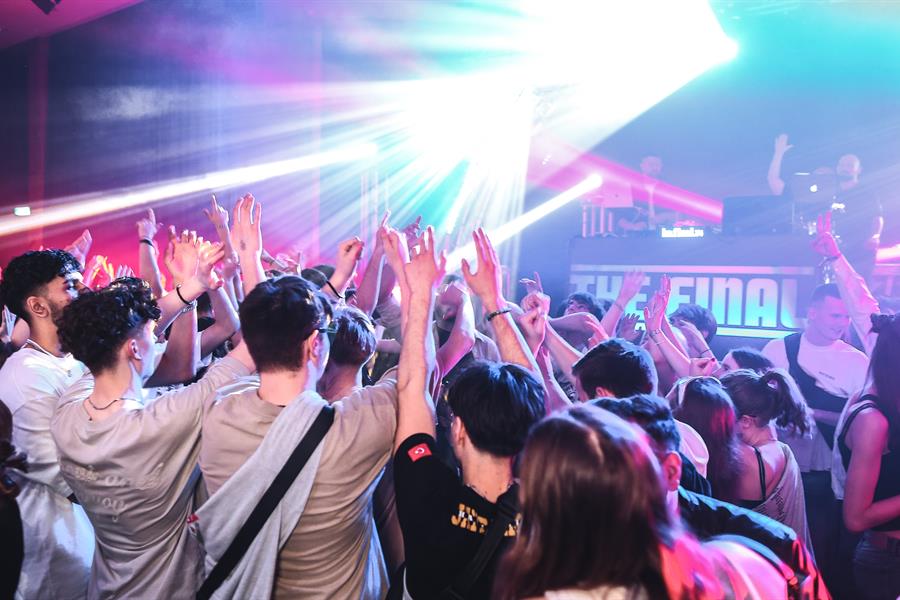 Abiturienten feiern mit erhobenen Händen vor der The-Final-Bühne