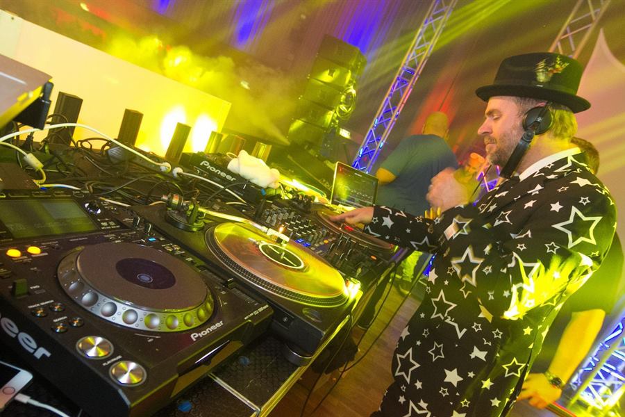 DJ im Sternenanzug an den Turntables
