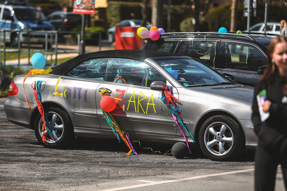 Bunt geschmücktes Abi-Auto beim Festival-Corso