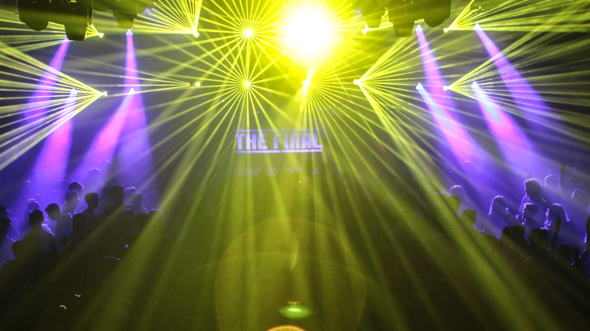 Lichtshow mit Lasern über der tanzenden Menge bei The Final