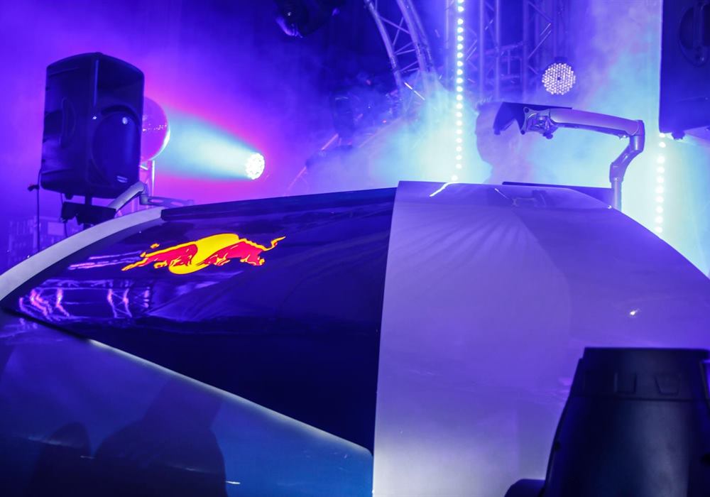 Red-Bull-Fahrzeug auf der Bühne im Lichtnebel